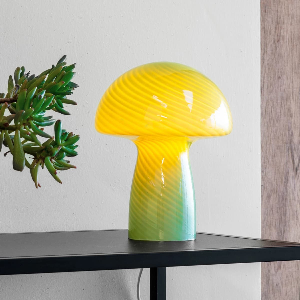 LED luč v obliki gobe iz stekla višina 23 cm Akcija v trgovini Kik