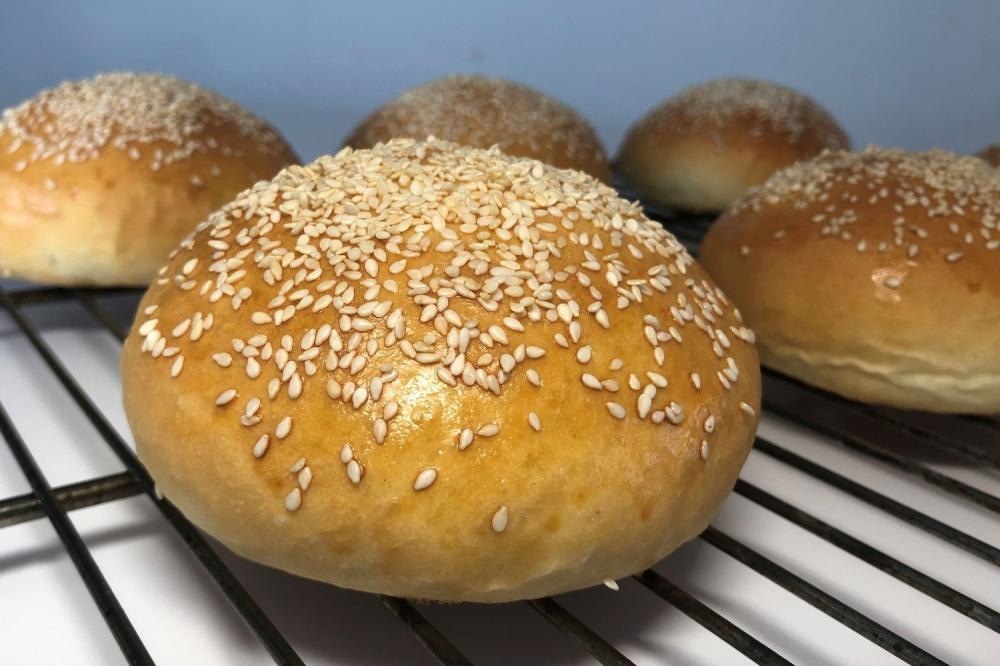 Sezamova bombeta 4 kos Domači izdelek - Akcija v trgovini E.Leclerc