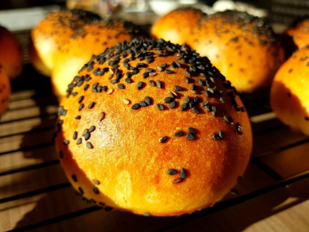 Črna sezamova bombeta 4 kos Domači izdelek - Akcija v trgovini E.Leclerc