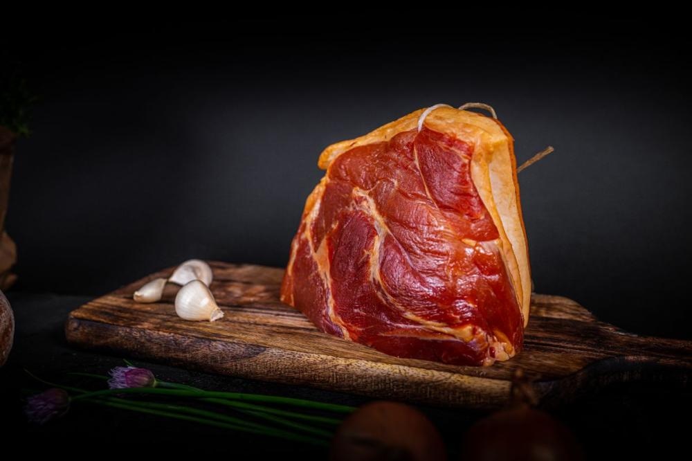 Prekajena šunka s kožo 1 kg KZ Metlika - Akcija v trgovini Spar