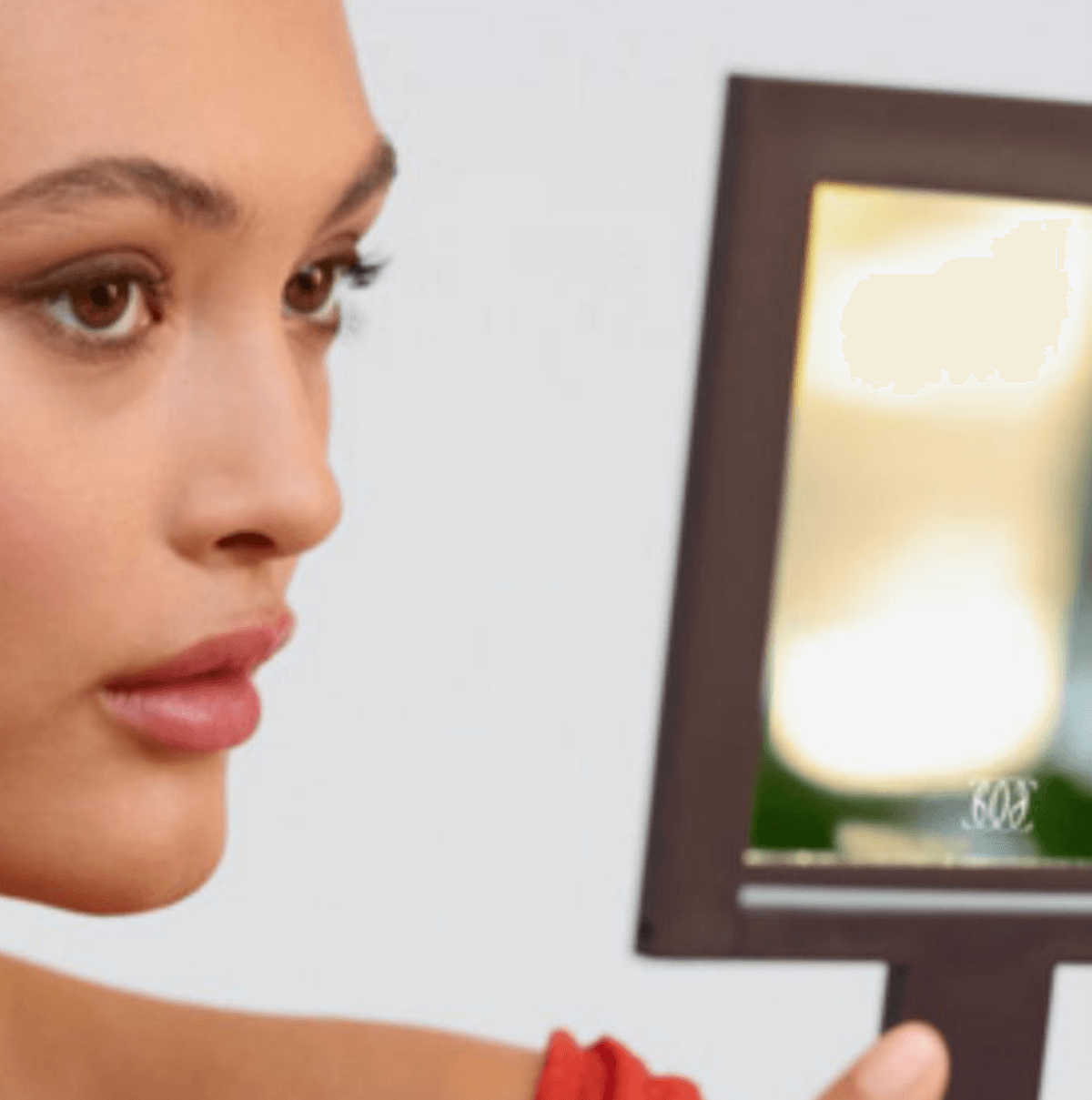 Glam ogledalo - Akcija v trgovini Oriflame