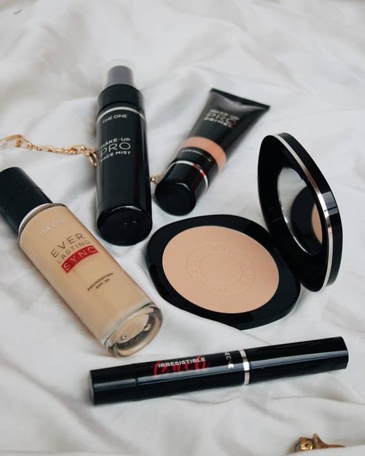 THE ONE Everlasting puder v kamnu 10 g - Akcija v trgovini Oriflame